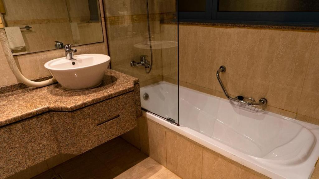 Boonmax Hotel Dubai Exteriör bild
